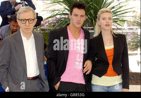 Regisseur Woody Allen (links), die Schauspieler Jonathan Rhys Meyers und Scarlett Johansson. Stockfoto