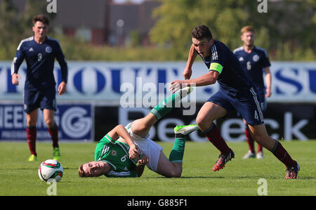 Der nordirische Mikhail Kennedy und der schottische John McGinn während des UEFA European Championships Qualifying-Spiels 2017 im Mourneview Park, Lurgan. Stockfoto