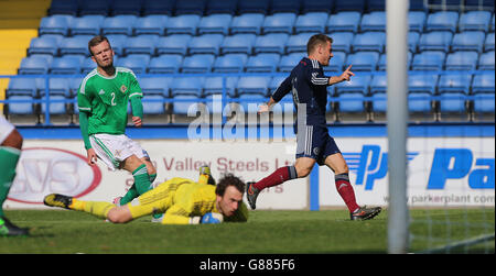 Der Schottlands Ryan Fraser feiert beim UEFA European Championships Qualifying Match 2017 im Mourneview Park, Lurgan, ein Tor gegen Nordirland. Stockfoto