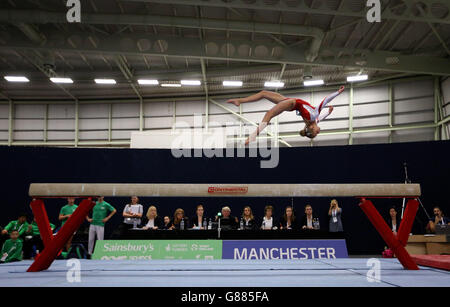 Der walisische Maisie Methuen auf dem Balance Beam im Gymnastik während der Sainsbury's School Games 2015 in Manchester. Stockfoto