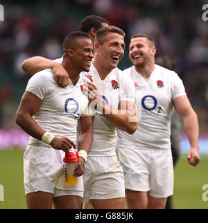 Nach dem WM-Warm-Up-Spiel im Twickenham Stadium in London teilt sich der Engländer Sam Burgess einen Witz mit seinem Teamkollegen Anthony Watson. Stockfoto