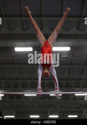 Englands Taeja James auf den unebenen Riegel in der Gymnastik während der Sainsbury's 2015 School Games in Manchester. DRÜCKEN Sie VERBANDSFOTO. Bilddatum: Samstag, 5. September 2015. Bildnachweis sollte lauten: Steven Paston/PA Wire Stockfoto