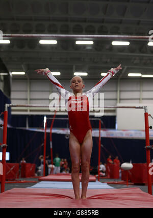 Englands Taeja James auf den unebenen Riegel in der Gymnastik während der Sainsbury's 2015 School Games in Manchester. DRÜCKEN Sie VERBANDSFOTO. Bilddatum: Samstag, 5. September 2015. Bildnachweis sollte lauten: Steven Paston/PA Wire Stockfoto