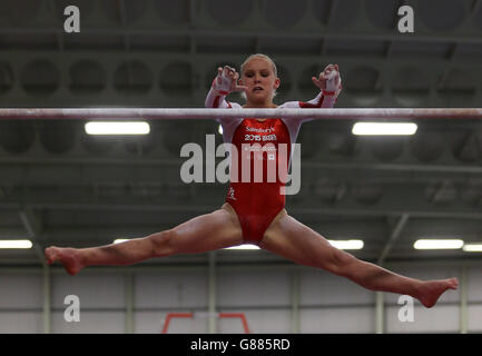 Englands Taeja James auf den unebenen Riegel in der Gymnastik während der Sainsbury's 2015 School Games in Manchester. DRÜCKEN Sie VERBANDSFOTO. Bilddatum: Samstag, 5. September 2015. Bildnachweis sollte lauten: Steven Paston/PA Wire Stockfoto