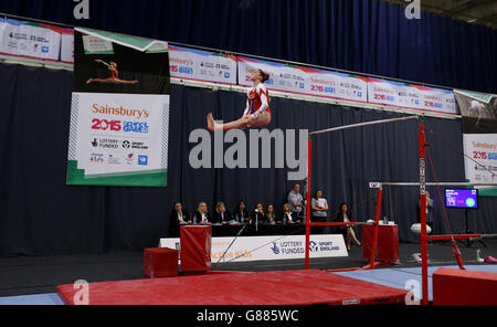 Sport - Sainsbury's 2015 School Games - Tag drei - Manchester. Wales Latalia Bevan über die unebenen Riegel im Gymnastik während der Sainsbury's School Games 2015 in Manchester. Stockfoto