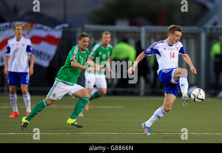 Der nordirische Chris Baird (links) im Einsatz mit den Färöer-Inseln Solvi Vatnhamar Stockfoto