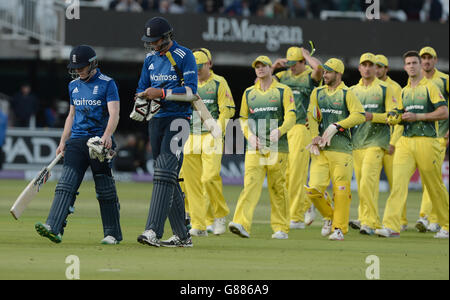 England Kapitän Eoin Morgan (links) und Steven Finn (rechts) verlassen das Feld, während Australien das zweite Match der Royal London One Day International Series in Lord's, London, gewinnt. Stockfoto