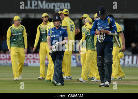 England Kapitän Eoin Morgan (links) und Steven Finn (rechts) verlassen das Feld, während Australien das zweite Match der Royal London One Day International Series in Lord's, London, gewinnt. Stockfoto