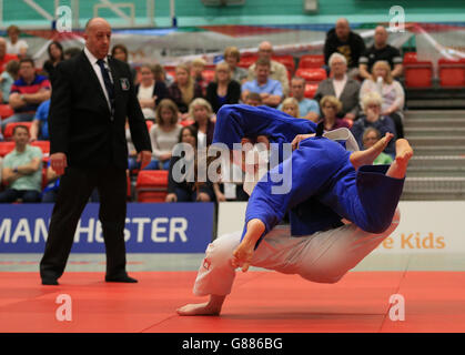 Englands Emily Young (weiß) und Schottlands Rachel McLachlan (blau) treten im Finale der Mädchen unter 63g Judo während der Sainsbury's 2015 School Games in Armitage, Manchester, an. Stockfoto