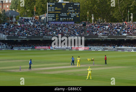 Der englische Adil Rashid wird beim Bowling von Pat Cummins beim zweiten Spiel der Royal London One Day International Series in Lord's, London, vom australischen Nathan Coulter-Nile gefangen. DRÜCKEN SIE VERBANDSFOTO. Bilddatum: Samstag, 5. September 2015. Siehe PA Geschichte CRICKET England. Bildnachweis sollte lauten: Anthony Devlin/PA Wire. Stockfoto