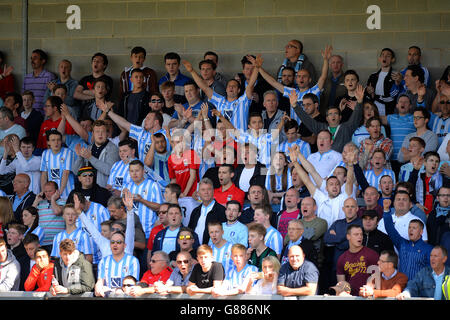 Fußball - Sky Bet League One - Burton Albion gegen Coventry City - Pirelli Stadium. Coventry City in den Tribünen am Pirelli Stadium Stockfoto