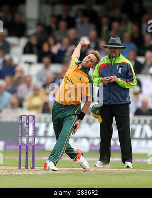 Cricket - Royal London One Day Cup - Halbfinale - Surrey V Nottinghamshire - The Kia Oval. Stuart Broad von Nottinghamshire beugte sich während des Halbfinales des Royal London One-Day Cup beim Kia Oval in London. Stockfoto