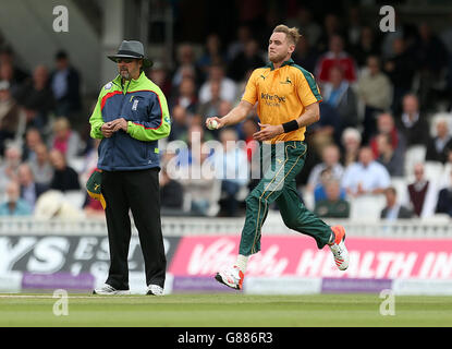 Cricket - Royal London One Day Cup - Halbfinale - Surrey V Nottinghamshire - The Kia Oval. Stuart Broad von Nottinghamshire beugte sich während des Halbfinales des Royal London One-Day Cup beim Kia Oval in London. Stockfoto