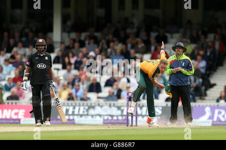 Stuart Broad von Nottinghamshire verbeugt sich, während Surreys Kumar Sangakkara beim Halbfinale des Royal London One-Day Cup beim Kia Oval in London zuschaut. Stockfoto