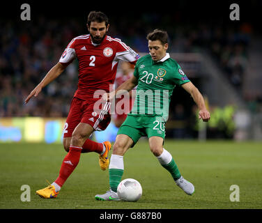 Der irische Wes Hoolahan (rechts) und der georgische Ucha Lobjanidze kämpfen während des UEFA-Europameisterschafts-Qualifikationsspiel im Aviva Stadium, Dublin, um den Ball. Stockfoto