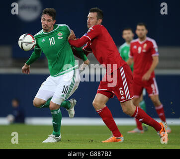 Der nordirische Kyle Lafferty (links) und der ungarische Akos Elek kämpfen während des UEFA-EM-Qualifying-Spiels im Windsor Park, Belfast, um den Ball. DRÜCKEN Sie VERBANDSFOTO. Bilddatum: Montag, 7. September 2015. Siehe PA Story SOCCER N Ireland. Bildnachweis sollte lauten: Niall Carsony/PA Wire Stockfoto