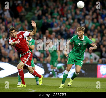 Jeff Hendrick (rechts) und Solomon Kverkvelia aus Georgien während des UEFA-Europameisterschafts-Qualifikationsspiel im Aviva Stadium, Dublin. Stockfoto