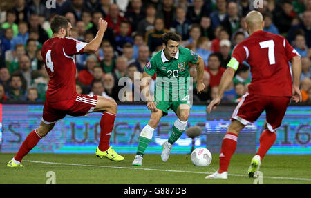 Der irische Wes Hoolahan (Mitte) kämpft während des UEFA-Europameisterschafts-Qualifikationsspiel im Aviva Stadium, Dublin, um den Ball mit dem georgischen Guram Kashia (links) und Jaba Kankava. Stockfoto