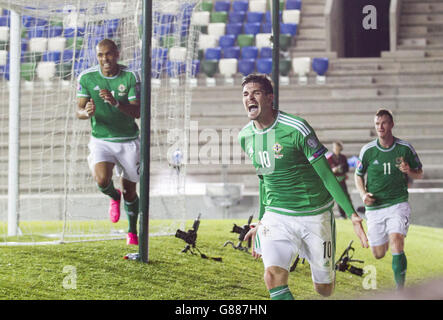 Kyle Lafferty (Mitte) aus Nordirland feiert das erste Tor seiner Mannschaft während des UEFA-Europameisterschafts-Qualifikationsspiels im Windsor Park, Belfast. Stockfoto