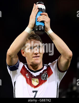 Der deutsche Bastian Schweinsteiger applaudiert den deutschen Fans Stockfoto