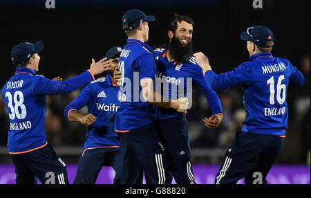 Der englische Moeen Ali (2. Rechts) feiert beim dritten Spiel der Royal London One Day International Series im Emirates Old Trafford, Manchester, das Wicket des australischen Glenn Maxwell. Stockfoto