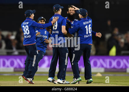 Der englische Moeen Ali (2. Rechts) feiert beim dritten Spiel der Royal London One Day International Series im Emirates Old Trafford, Manchester, das Wicket des australischen Glenn Maxwell. Stockfoto
