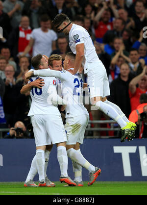 Der englische Harry Kane (links) feiert, dass er beim UEFA-Europameisterschaftsspiel im Wembley-Stadion in London mit seinen Teamkollegen das erste Tor des Spiels erzielte. Stockfoto