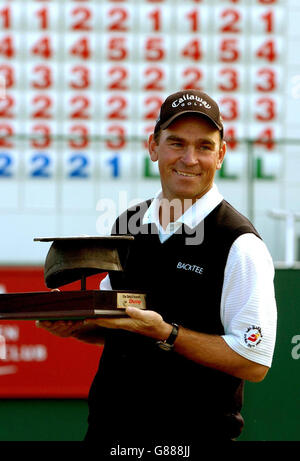 Der Däne Thomas Bjorn feiert mit seiner Trophäe nach dem Gewinn der Daily Telegraph Dunlop Masters. Stockfoto