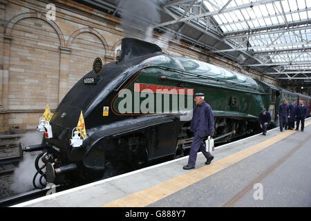 Die Dampflokomotive Union of South Africa kommt an Edinburghs Waverley Station an, um Queen Elizabeth II zu transportieren, an dem Tag, an dem sie Großbritanniens längste regierende Monarchin wird, und ihr Ehemann, Prinz Philip, auf einer Reise, um die neue &pound;294 Million Scottish Borders Railway einzuweihen. Stockfoto