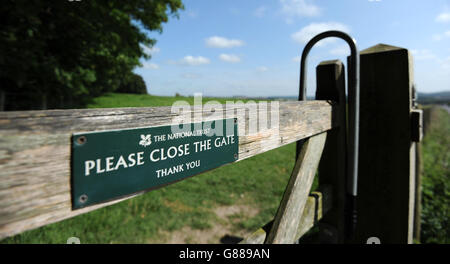 Allgemeine Ansicht eines National Trust 'Bitte schließen Sie das Tor' schild an einem Tor zu einem Feld am Durrington Wände Stockfoto