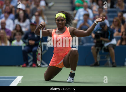 Serena Williams scheint bei ihrem Halbfinale gegen Roberta Vinci am 12. Tag der US Open beim US Open am Billie Jean King National Tennis Center am 11. September 2015 in New York, USA, niedergeschlagen zu sein. Stockfoto