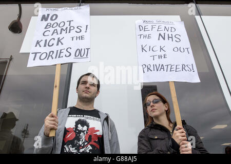 Mitglieder halten Plakate vor dem Brighton Center am Eröffnungstag des TUC Kongresses in Brighton. Stockfoto