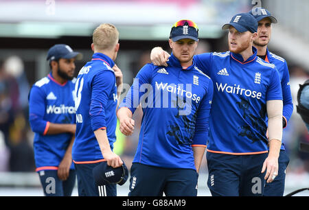 Die Briten Ben Stokes und Jason Roy verlassen das Spielfeld, nachdem Australien das fünfte Match der Royal London One Day International Series im Emirates Old Trafford in Manchester gewonnen hat. Stockfoto