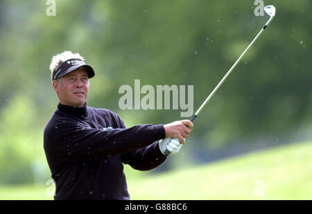 Darren Clarke aus Nordirland spielt seinen dritten Schuss auf das erste Grün. Stockfoto