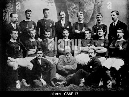 Schottland-Teamgruppe: (Hintere Reihe, l-r) SFA-Vizepräsident RF Harrison, John Drummond, William Lambie, SFA-Präsident Archibald Sliman, David Russell, Neil Gibson, SFA-Schatzmeister R Dixon; (mittlere Reihe, l-r) William Gulliland, James Simpson, Tom Waddell, James Oswald, John McPherson, Dan Doyle, Dan McArthur; (Vordere Reihe, l-r) R Foyers, SFA Secretary JK McDowall, Trainer J Taylor Stockfoto