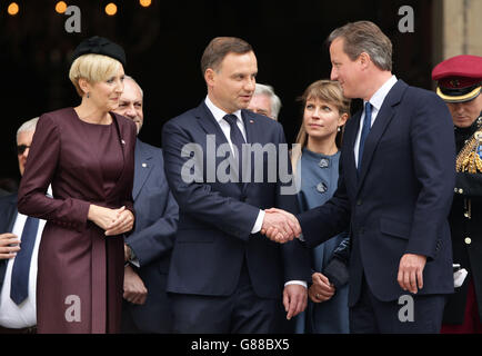 Premierminister David Cameron (rechts) mit dem polnischen Präsidenten Andrzej Duda und seiner Frau Agata Kornhauser-Duda nach einem Gottesdienst in der St. Paul's Cathedral in London anlässlich des 75. Jahrestages der Schlacht von Großbritannien. Stockfoto