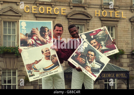 Die Rugby League-Stars Greg Austin (links) und Ian Thomas sind mit den neuen Royal Mail-Briefmarken zum 100-jährigen Bestehen des Sports ausgezeichnet. Stockfoto