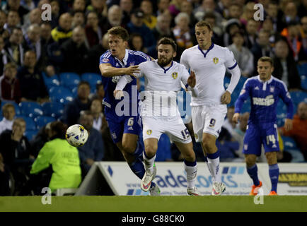 Stuart Dallas von Leeds United (rechts) und Christophe Berra von Ipswich Town fordern den Ball während des Sky Bet Championship-Spiels in der Elland Road, Leeds. DRÜCKEN Sie VERBANDSFOTO. Bilddatum: Dienstag, 15. September 2015. Siehe PA Geschichte FUSSBALL Leeds. Bildnachweis sollte lauten: Richard Sellers/PA Wire. Online-in-Match-Nutzung auf 45 Bilder beschränkt, keine Videoemulation. Keine Verwendung bei Wetten, Spielen oder Veröffentlichungen für einzelne Vereine/Vereine/Vereine/Spieler. Stockfoto