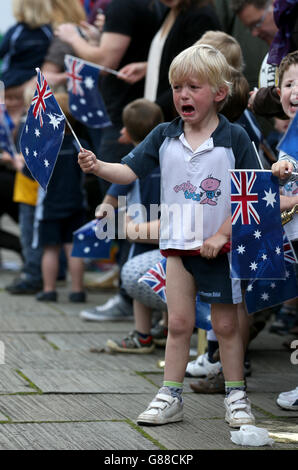 Ein junger Rugby-Fan weint, als er während der Begrüßungszeremonie in den Versammlungsräumen in Bath auf die australische Flagge blickt. DRÜCKEN SIE VERBANDSFOTO. Bilddatum: Dienstag, 15. September 2015. Siehe PA Story RUGBYU Australien. Bildnachweis sollte lauten: Tim Goode/PA Wire. Stockfoto