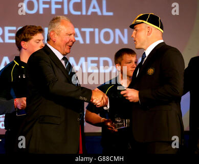 Australien-Kapitän Stephen Moore erhält sein Cap von RFU-Vorsitzender Bill Beaumont während der Begrüßungszeremonie in den Versammlungsräumen in Bath. Stockfoto