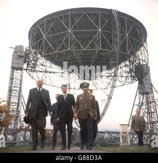 Sowjetischer Kosmonaut Oberstleutnant Valery Bykovsky (r) bei der riesigen Schale des Radioteleskops bei seinem Besuch in der Jodrell Bank. Mit ihm ist Sir Bernard Lovell, (l) Professor für Radioastronomie und Direktor der Jodrell Bank Experimental Station, der ihn herumführt. Stockfoto