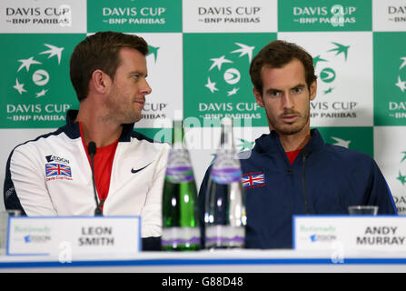 Der Kapitän des britischen Davis Cup Teams Leon Smith (links) und Andy Murray bei der Pressekonferenz vor der Verlosung in der Emirates Arena in Glasgow. Stockfoto