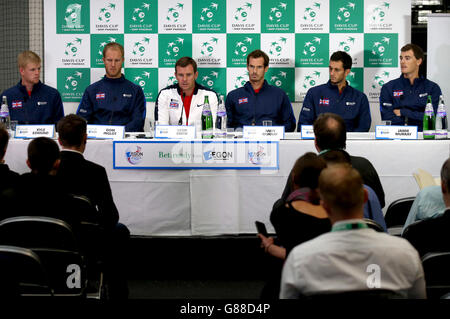 Das britische Davis-Cup-Team (L-R) Kyle Edmund, Dom Inglot, Kapitän Leon Smith, Andy Murray, James ward und Jamie Murray bei der Pressekonferenz in der Emirates Arena in Glasgow. DRÜCKEN Sie VERBANDSFOTO. Bilddatum: Mittwoch, 16. September 2015. Siehe PA Geschichte TENNIS Davis Cup. Bildnachweis sollte lauten: Andrew Milligan / PA Wire. Stockfoto