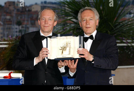 Die Regisseurin Gebrüder Luc (links) und Jean-Pierre Dardenne feiern den Gewinn der Palme d'Or mit 'L'enfant'. Stockfoto