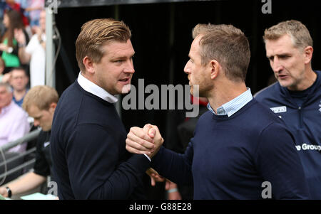 Fußball - Sky Bet Championship - MK Dons / Birmingham City - Stadion:mk. Milton Keynes Dons Manager Karl Robinson und Birmingham City Manager Gary Rowett (rechts) Stockfoto