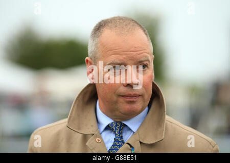 Pferderennen - Feiertagswochenende - Erster Tag - Goodwood Racecourse. Trainer Clive Cox am ersten Tag des Feiertagswochenendes auf der Goodwood Racecourse. Stockfoto