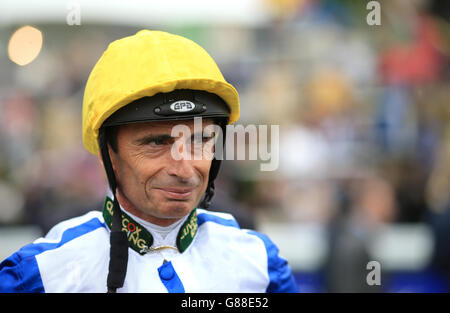 Pferderennen - Feiertagswochenende - Erster Tag - Goodwood Racecourse. Jockey Gerald Mosse am ersten Tag des Feiertagswochenendes auf der Goodwood Racecourse. Stockfoto