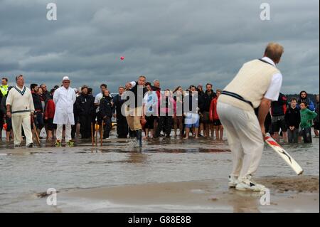 Spielaction während des jährlichen Cricket-Spiels der Bramble Bank zwischen dem Royal Southern Yacht Club und dem Island Sailing Club, das bei Ebbe auf einer Sandbank mitten im Solent stattfindet. Stockfoto