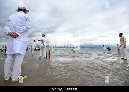 Spielaction während des jährlichen Cricket-Spiels der Bramble Bank zwischen dem Royal Southern Yacht Club und dem Island Sailing Club, das bei Ebbe auf einer Sandbank mitten im Solent stattfindet. Stockfoto