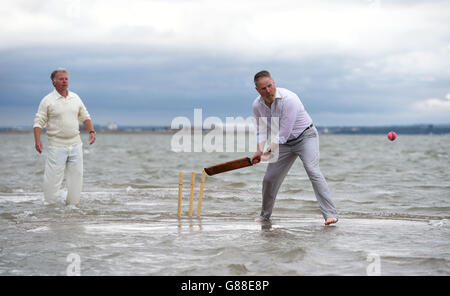 Spielaction während des jährlichen Cricket-Spiels der Bramble Bank zwischen dem Royal Southern Yacht Club und dem Island Sailing Club, das bei Ebbe auf einer Sandbank mitten im Solent stattfindet. Stockfoto